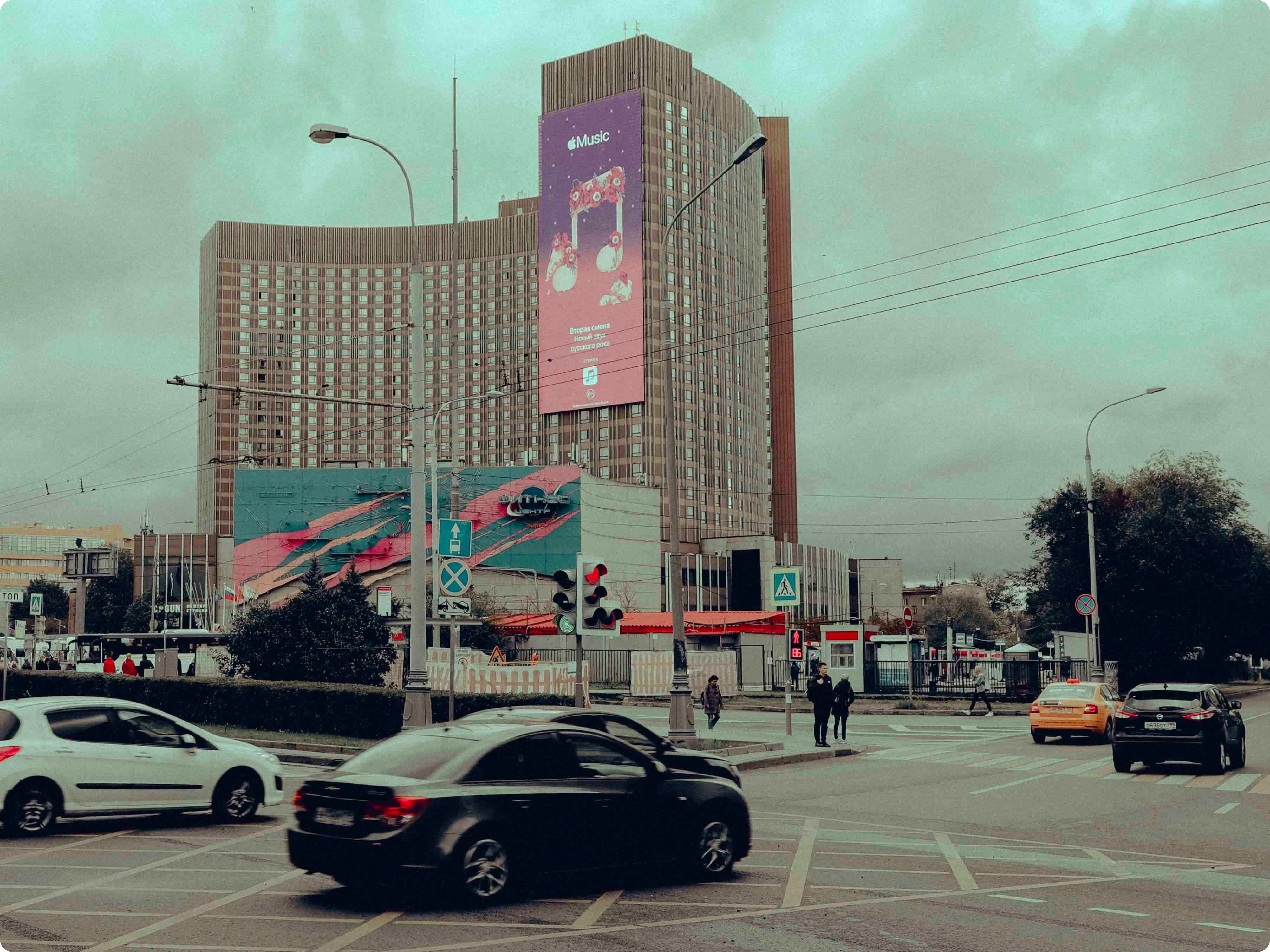 Installing Outdoor Advertising in Russian's Iconic Places