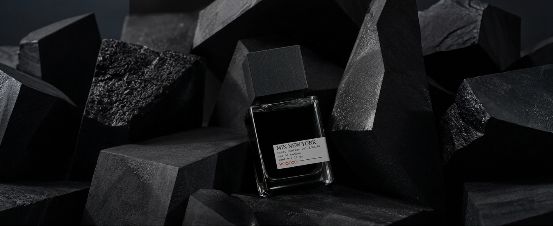 Minimalist MiN NEW YORK perfume bottle displayed among black geometric shapes, used in the niche fragrance influencer campaign case study on Russia-Promo.