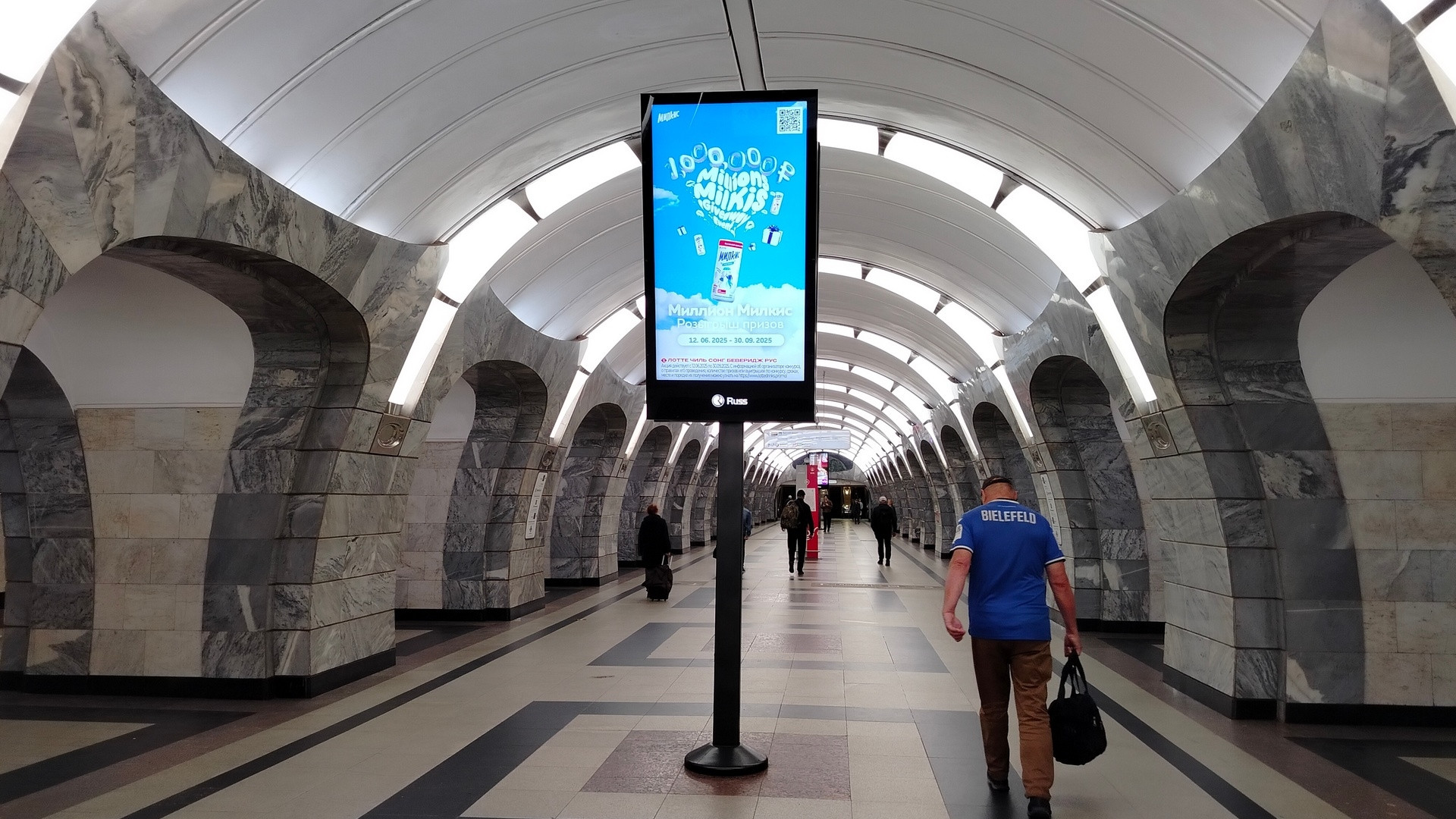 Milkis DOOh advertising on Chkalovskaya station