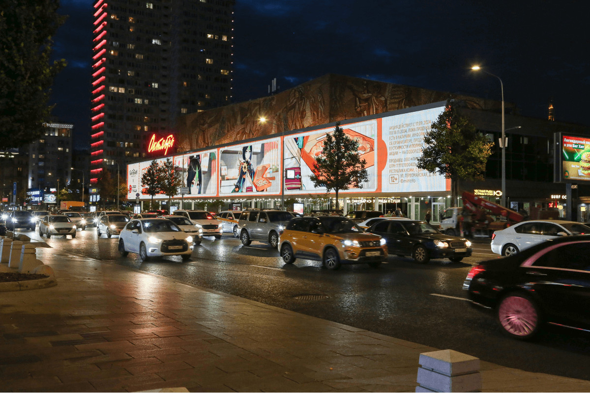 Genshin Impact DOOH ad at Oktyabr movie theater, Moscow