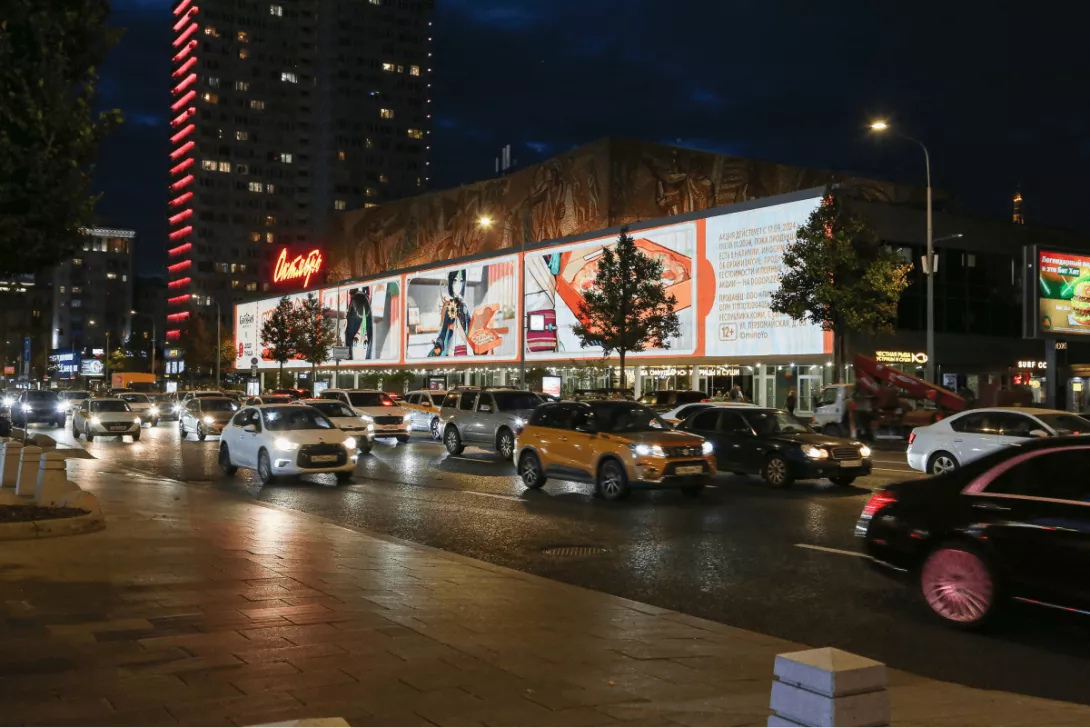 Genshin Impact DOOH ad at Oktyabr movie theater, Moscow